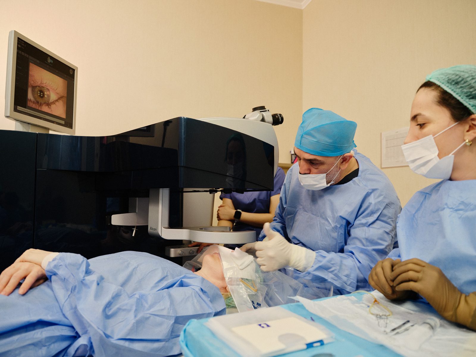 LASIK ameliyatı sırasında lazer ünitesi ve cerrahi ekip