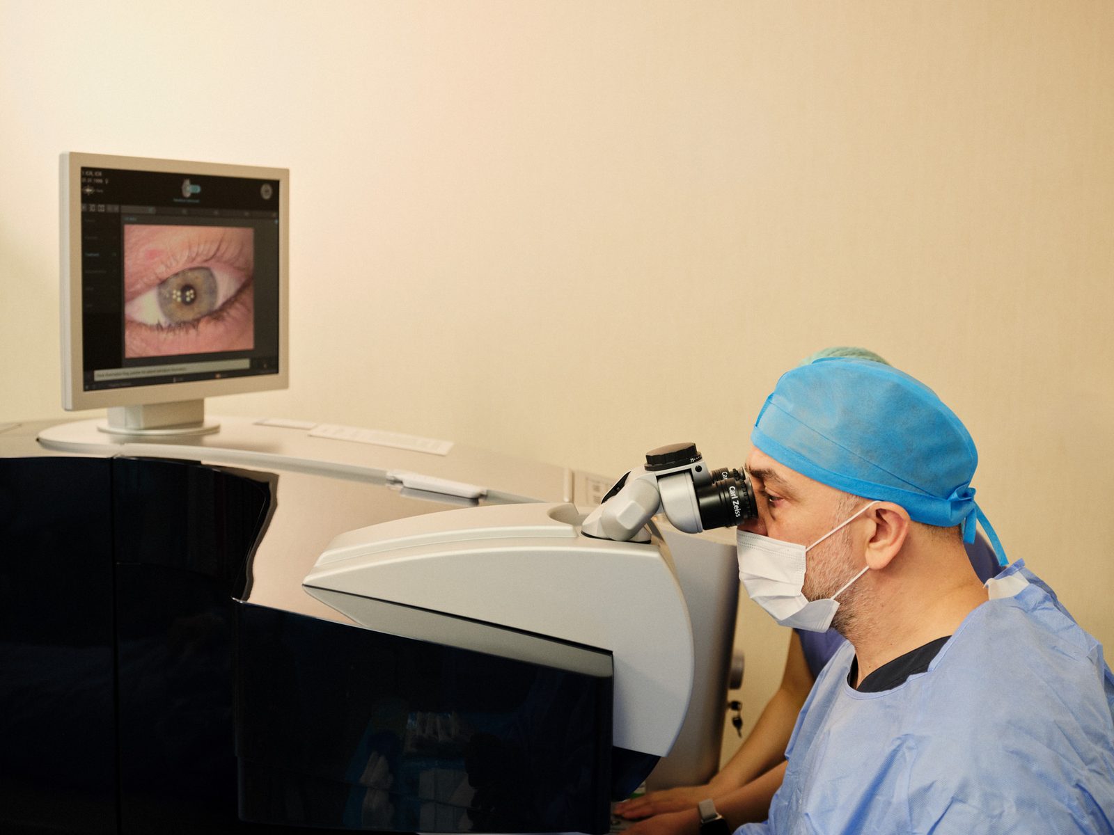 PRK / No Touch Laser uygulaması sırasında cerrahi konsol